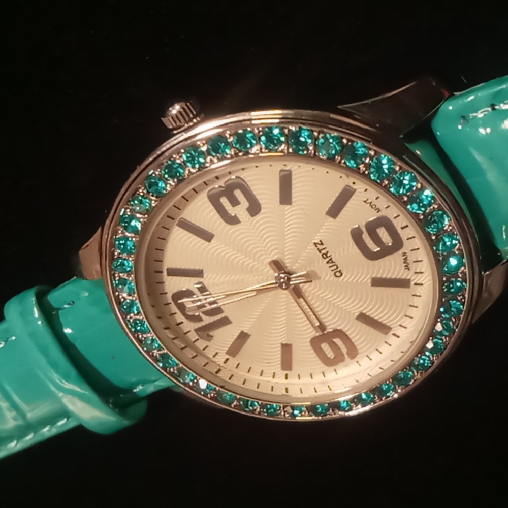 Avon quartz watch Stainless steel back teal with aquarium marine crystals .